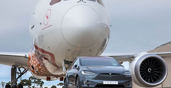 Un SUV Tesla Model X P100D a tracté sur plusieurs centaines de mètres un Boeing 787-9 Dreamliner de la compagnie aérienne Qanta