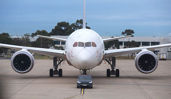 Un tracteur Tesla pour le Dreamliner de Qantas (vidéo) 2 Air Journal