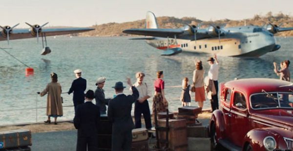 La compagnie aérienne Qantas a dévoilé une nouvelle vidéo de consignes de sécurité emmenant le voyageur au long de ses presq