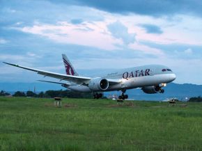 
Un 787 Dreamliner de Qatar Airways a connu une descente très rapide peu après son départ de Doha, avant que le copilote repren