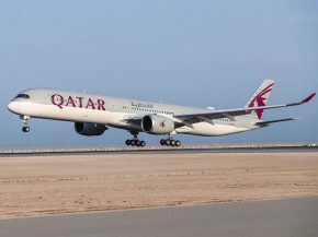 
La compagnie aérienne Qatar Airways a opéré mardi autour de Doha le tout premier vol au monde avec 100% des passagers vacciné