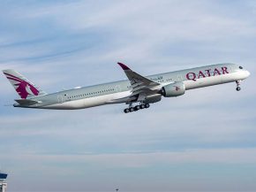 Une cérémonie a marqué mardi la livraison du tout premier Airbus A350-1000 à la compagnie aérienne Qatar Airways, qui le mett