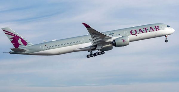 Une cérémonie a marqué mardi la livraison du tout premier Airbus A350-1000 à la compagnie aérienne Qatar Airways, qui le mett