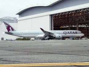 La compagnie aérienne Qatar Airways ne devrait finalement recevoir le premier Airbus A350-1000 que le mois prochain, l’installa