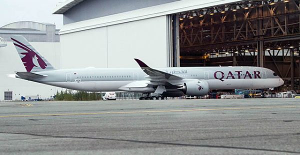 La compagnie aérienne Qatar Airways ne devrait finalement recevoir le premier Airbus A350-1000 que le mois prochain, l’installa