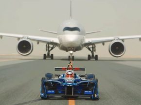 Un Airbus A350 et un Boeing 787 Dreamliner de la compagnie aérienne Qatar Airways ont  &nbsp;fait la course&nbsp;» contre une v