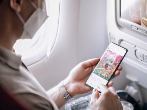 La compagnie aérienne Qatar Airways a célébré mercredi le lancement de son 100ème appareil doté de la connectivité à haut 