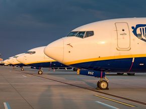 
Ryanair et Repsol ont annoncé vendredi avoir signé un protocole d accord pour l approvisionnement en carburant d aviation durab