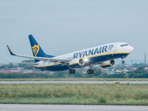 La compagnie aérienne low cost Ryanair va baser un avion supplémentaire dans chacune de ses deux bases françaises, annonçant p