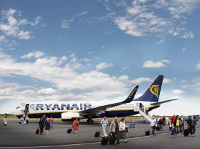 
La compagnie aérienne low cost Ryanair a réduit d au moins 5 millions de passagers ses prévisions de trafic pour l’année fi
