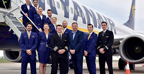 
Ryanair a annoncé vouloir recruter 1 000 pilotes par an pendant les quatre prochaines années, dont 500 en France, dans le cadre