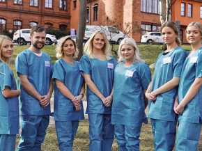 Mis au chômage partiel en raison de la pandémie de coronavirus, un groupe d’hôtesses de l’air et stewards de la compagnie a