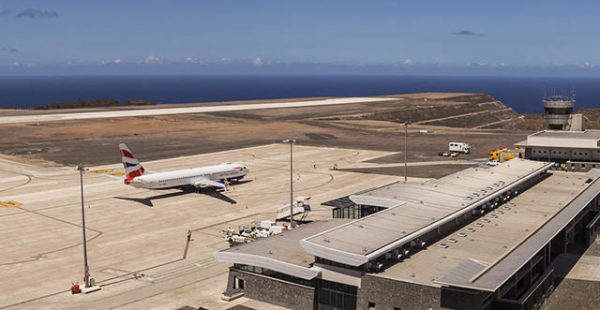 Un Airbus A318 s’est posé avec une cargaison d’équipement sanitaire sur l’île de Sainte-Hélène, coupée du monde depuis