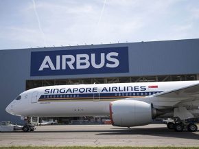 Le premier Airbus A350-900 ULR, destiné à la compagnie aérienne Singapore Airlines, est sorti lundi des ateliers peinture. Sa l