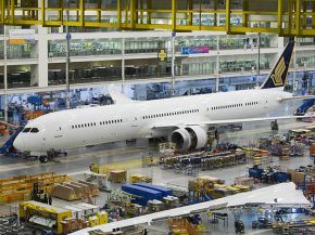 Boeing a désormais suspendu toute sa production d’avions commerciaux, ayant annoncé lundi la suspension de ses activités à l