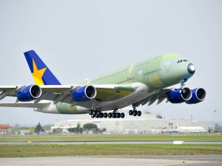 air-journal_Skymark_A380_take_off_maiden_flight