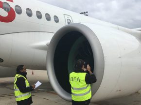 Des pièces du réacteur d’un Airbus A220-300 de la compagnie aérienne Swiss International Air Lines, endommagé en juillet lor