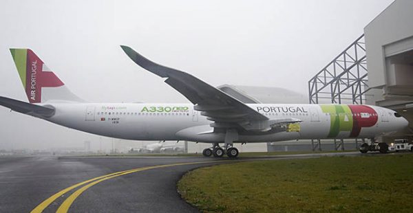 Le premier Airbus A330-900neo, destiné à la compagnie aérienne de lancement TAP Air Portugal, a effectué son rollout lundi. So