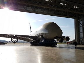 
Après avoir démantelé six Airbus A380 dans sa base de Tarbes, le spécialiste du démantèlement et du recyclage des avions en