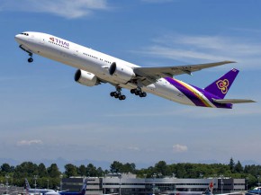 
La compagnie aérienne Thai Airways a vu deux des trois derniers Boeing 777-300ER attendus quitter Seattle en même temps pour le