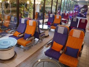 La compagnie aérienne Thai Airways a ouvert à Bangkok un café où les sièges d’avion ne respectent pas la distance de rigueu