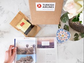 La compagnie aérienne qui dessert le plus de pays au monde et les créateurs de boxes Nos Curieux Voyageurs mettent en commun leu