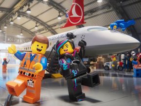 La compagnie aérienne Turkish Airlines a invité Emmett, Wyldstyle, Batman, Superman et leurs amis – ceux en LEGO – pour sa n