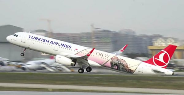 La compagnie aérienne Turkish Airlines a dévoilé un Airbus A321 décoré d’une livrée représentant le cheval de Troie, le m