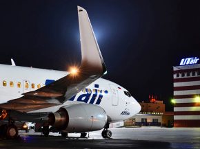 Un Boeing 737-500 de la compagnie aérienne UTAir s’est posé sur le ventre dimanche à l’aéroport d’Oussinsk dans le nord 