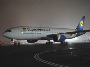 La compagnie aérienne Ukraines International Airlines a pris possession du premier des quatre Boeing 777-200ER commandés, tandis