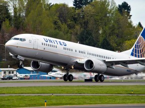 
Un passager de la compagnie aérienne United Airlines a été arrêté après avoir durant le roulage à Chicago ouvert une porte