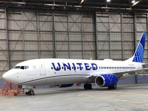 La compagnie aérienne United Airlines a dévoilé sa nouvelle livrée toute de blanc et bleu, l’or du globe hérité de Contine
