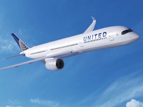 
La compagnie aérienne United Airlines a commencé vendredi à transporter le futur vaccin de Pfizer contre la Covid-19 sur des v