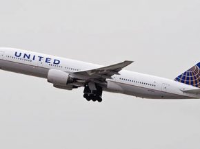 
Le transporteur basé à Chicago suspend temporairement sept liaisons long-courriers pour le mois de juin en raison d une pénuri