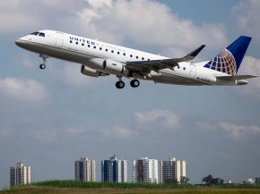 La compagnie aérienne United Airlines à commencé à retirer cinq sièges dans certains de ses Embraer 175, afin de respecter la
