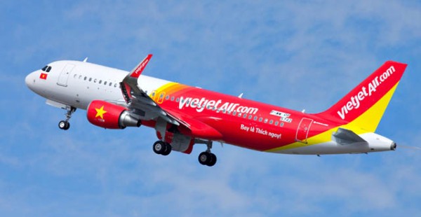 La low cost vietnamienne Vietjet, connue pour ses hôtesses en maillot de bain, offre gratuitement à ses clients une assurance sp