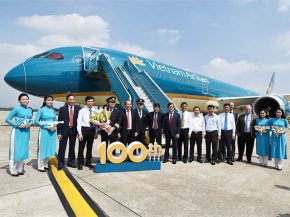 La compagnie aérienne Vietnam Airlines a pris possession de son centième avion, le troisième des huit Boeing 787-10 Dreamliner 