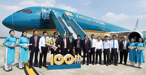 La compagnie aérienne Vietnam Airlines a pris possession de son centième avion, le troisième des huit Boeing 787-10 Dreamliner 