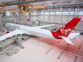 Le premier Airbus A350-1000 de la compagnie aérienne Virgin Atlantic est sorti des ateliers peinture revêtu de sa livrée, le jo