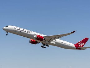 La compagnie aérienne Virgin Atlantic a relancé lundi ses premiers vols depuis près de trois mois, reliant Londres à Hong Kong