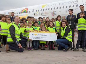 La compagnie aérienne low cost Vueling a présenté son nouvel Airbus A320neo recouvert de dessins d’enfants représentant des 