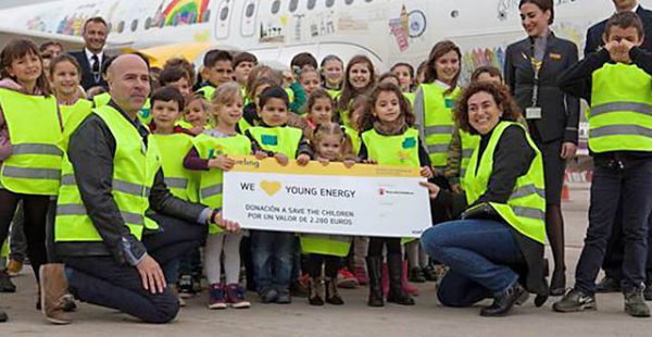 La compagnie aérienne low cost Vueling a présenté son nouvel Airbus A320neo recouvert de dessins d’enfants représentant des 