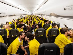 La compagnie aérienne low cost Vueling a effectué le   premier vol payé en bisous » pour célébrer ses 20 millions