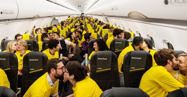 La compagnie aérienne low cost Vueling a effectué le   premier vol payé en bisous » pour célébrer ses 20 millions