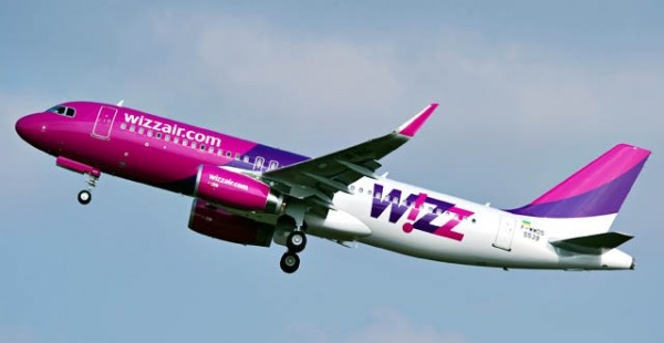 Le 1er octobre 2019, la low cost Wizz Air lancera un service régulier entre Saint-Pétersbourg et Londres. 
Les vols quotidiens 