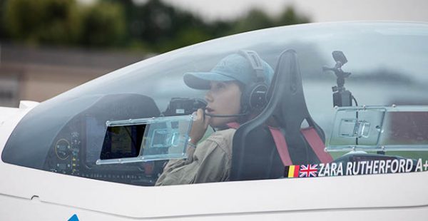 
Zara Rutherdord, 19 ans, a battu de multiples records en menant à bien un tour du monde en solo aux commandes de son petit avion