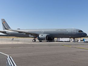 
Lufthansa Technik a remis hier à l’Armée de l’air allemande son premier Airbus A321LR, tandis que la compagnie aérienne Ae