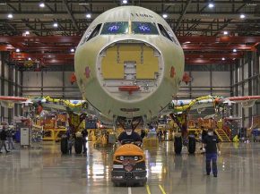 
Airbus serait sous pression pour atteindre son objectif de livraisons de 700 appareils pour 2022, en raison de la volatilité des