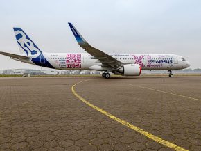 
Airbus a présenté hier à Hambourg un des ses A321XLR revêtu d’une nouvelle livrée, avec un code QR menant aux nouvelles et