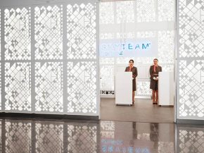 Dans la continuité de sa collaboration avec l’alliance SkyTeam, Brandimage a conçu le design architectural du nouveau salon à
